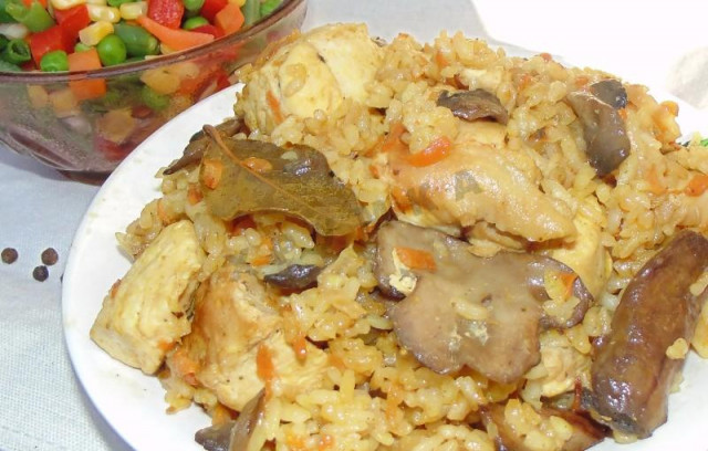 Pilaf with mushrooms and chicken in a slow cooker