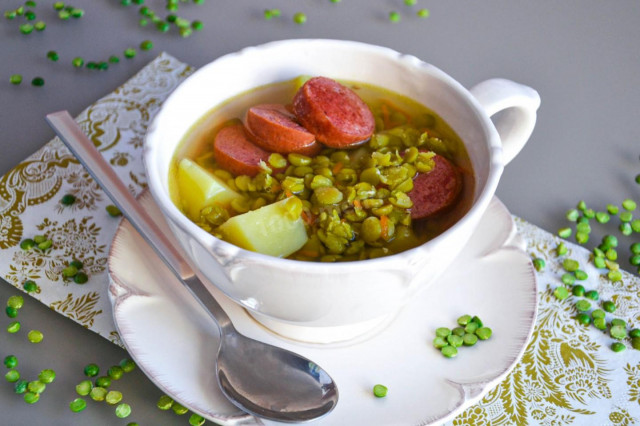 Pea soup with smoked sausage