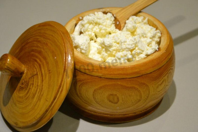Kefir cottage cheese in a slow cooker