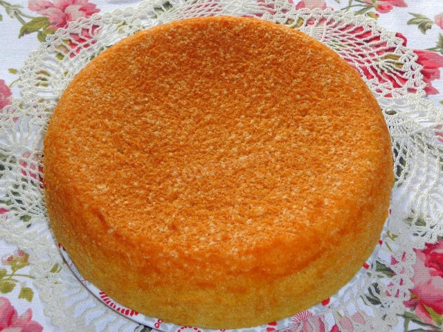 Sponge cake on boiling water in a slow cooker