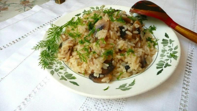 Porridge with mushrooms in a slow cooker on water