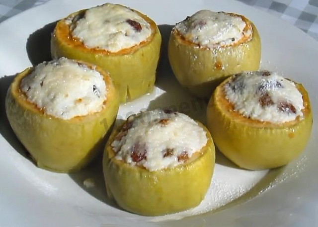 Baked apples with cottage cheese in slow cooker