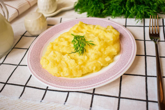 Mashed potatoes with egg and milk