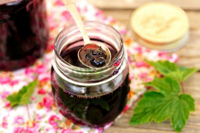 Blackcurrant jam in a slow cooker
