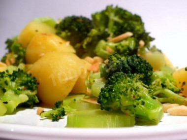 Lean broccoli with vegetable oil in a slow cooker