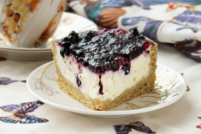 Cheesecake in a slow cooker with cheese and blueberries