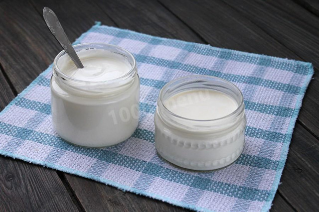 Homemade sour cream in a slow cooker