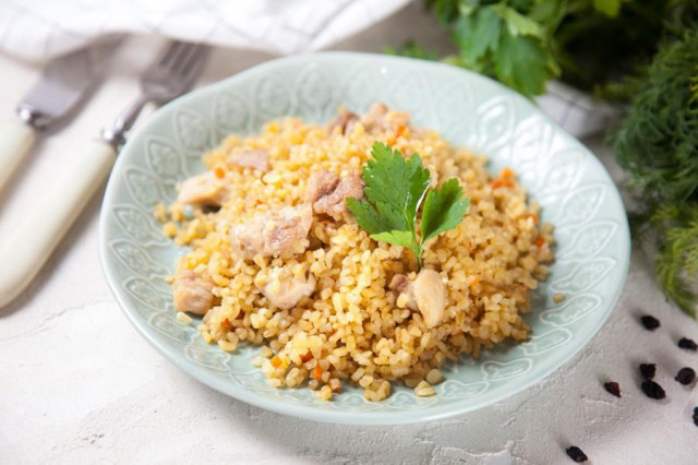 Bulgur pilaf with chicken in a slow cooker