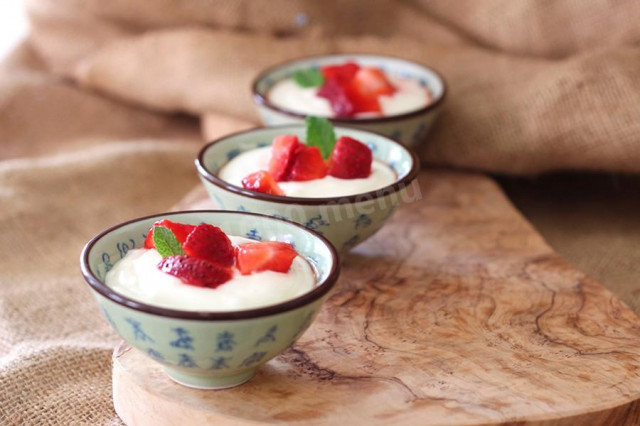 Yogurt with strawberries in a slow cooker