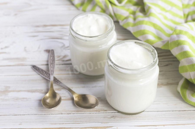 Natural yogurt in a slow cooker
