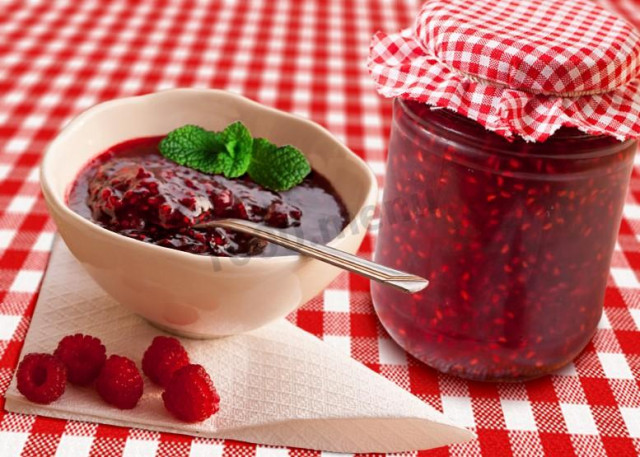 Raspberry jam in a slow cooker