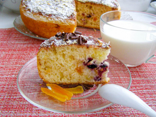 Pie in a slow cooker with candied fruits and black currants