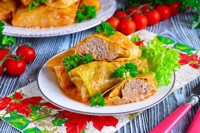 Cabbage rolls with cabbage in a slow cooker in sour cream sauce