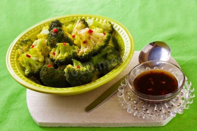 Broccoli cabbage in a steamer