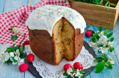 Easter cake in a bread maker with raisins