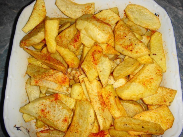 Rustic potatoes with paprika