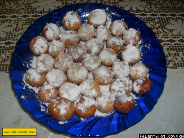 Balls of cottage cheese, flour and baking soda fried in oil