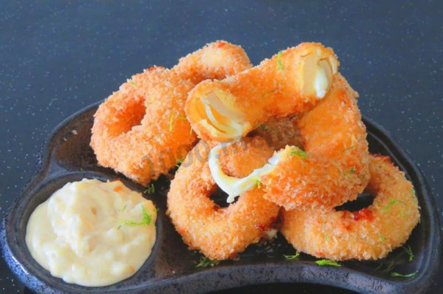 Onion rings with cheese in batter