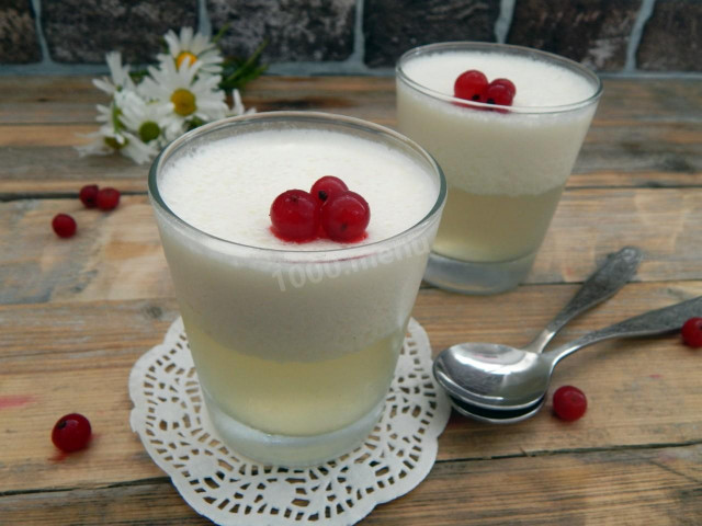 Milk-cream jelly with vanilla