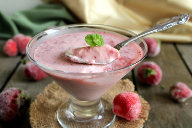 Strawberry gelatin cream dessert