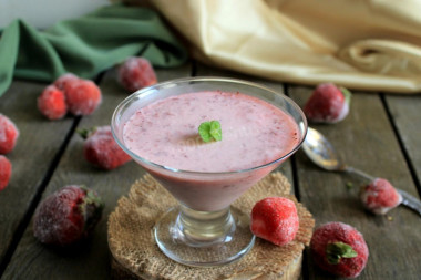 Strawberry gelatin cream dessert