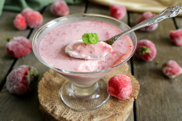 Strawberry gelatin cream dessert