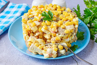 Salad with corn mushrooms and chicken