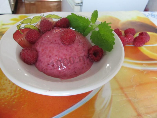 Raspberry cream with gelatin