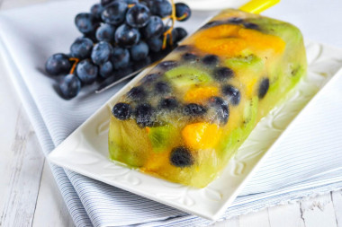 Jelly dessert with fruit