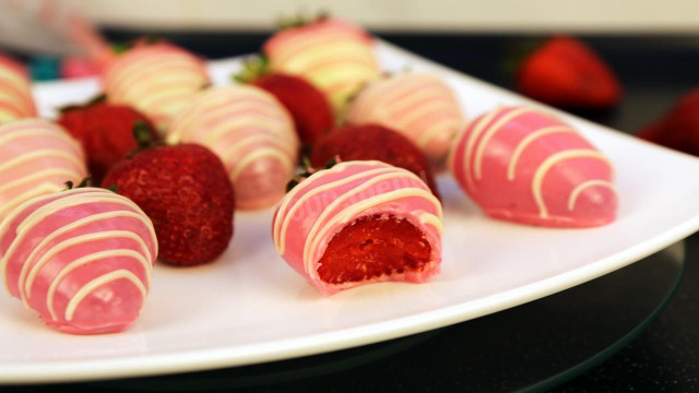Strawberries in yogurt with white chocolate