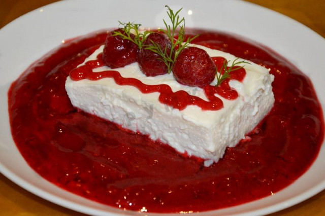 Cottage cheese dessert with raspberry sauce