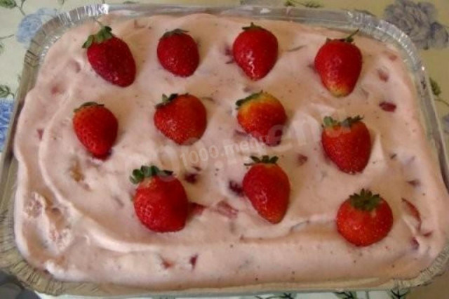 Gelatin cream, yogurt and cream with strawberries for cake