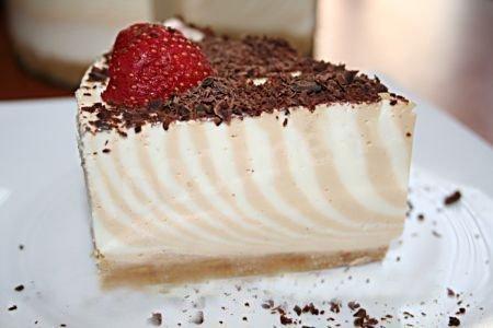 Shortbread cheesecake with cream and mascarpone