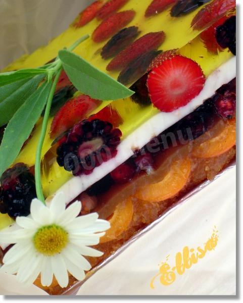 Jelly cake with berries