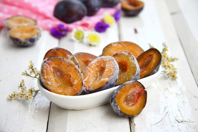 How to freeze a plum for winter