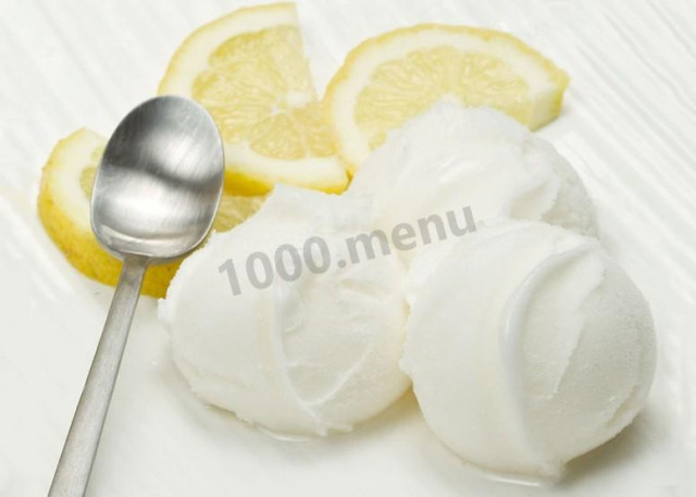 Homemade lemon ice cream