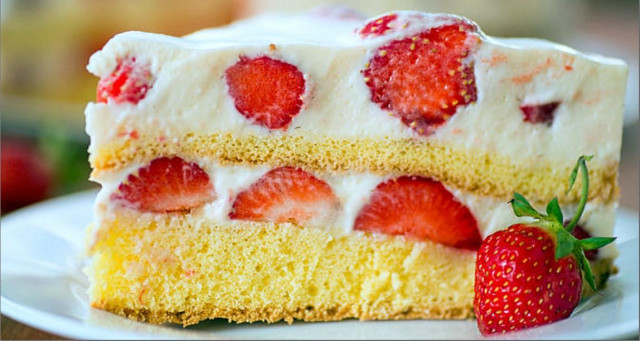 Light strawberry sponge cake ice cream