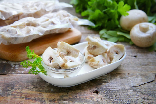 How to freeze mushrooms for winter in the freezer