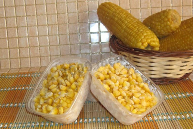Freeze corn for winter in cobs and grains