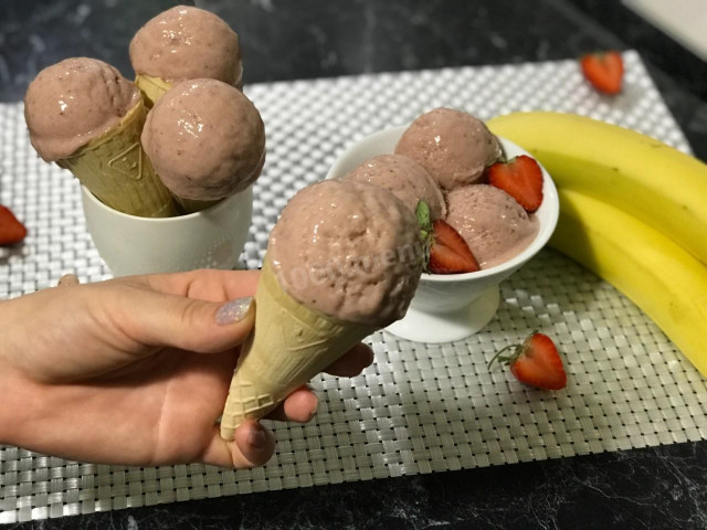 Banana Ice Cream with Strawberries, without sugar and cream.