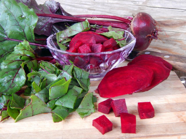 How to freeze raw beets and beetroot winter tops