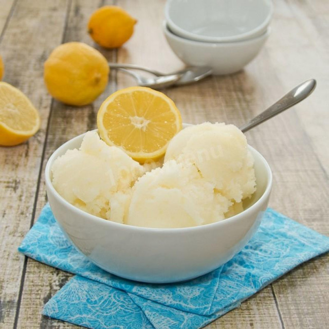 Ice cream with curdled milk and lemons