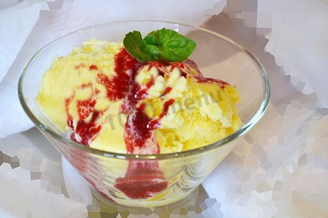 Homemade ice cream with raspberry sauce