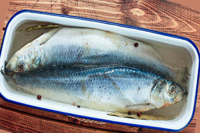 How to pickle whole herring at home