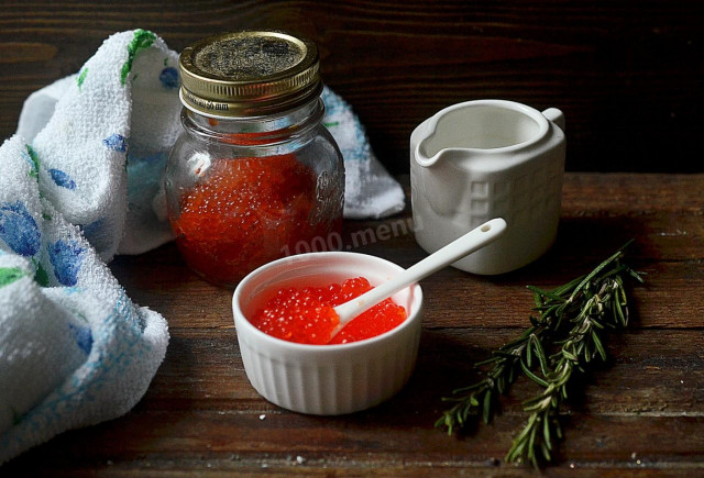 Salting red caviar at home