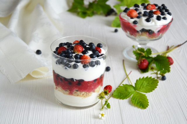 Summer dessert without baking with whipped cream and berries