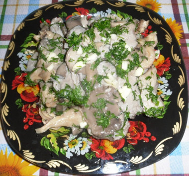 Salting oyster mushrooms with garlic and dill