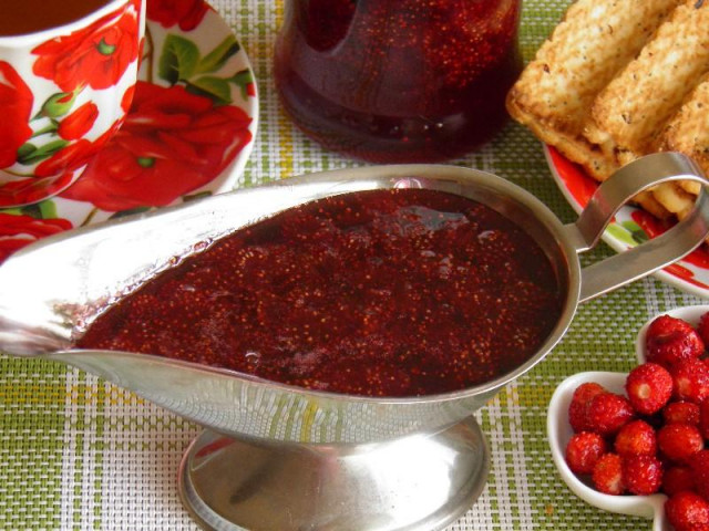 Wild strawberry jam five minutes for winter