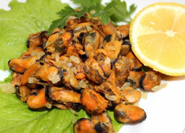 Fried mussels with onions