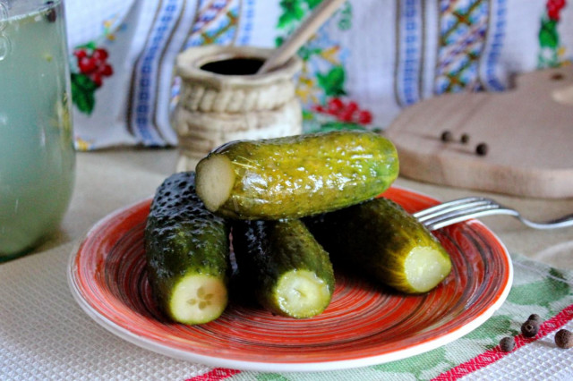 Lightly salted classic cucumbers